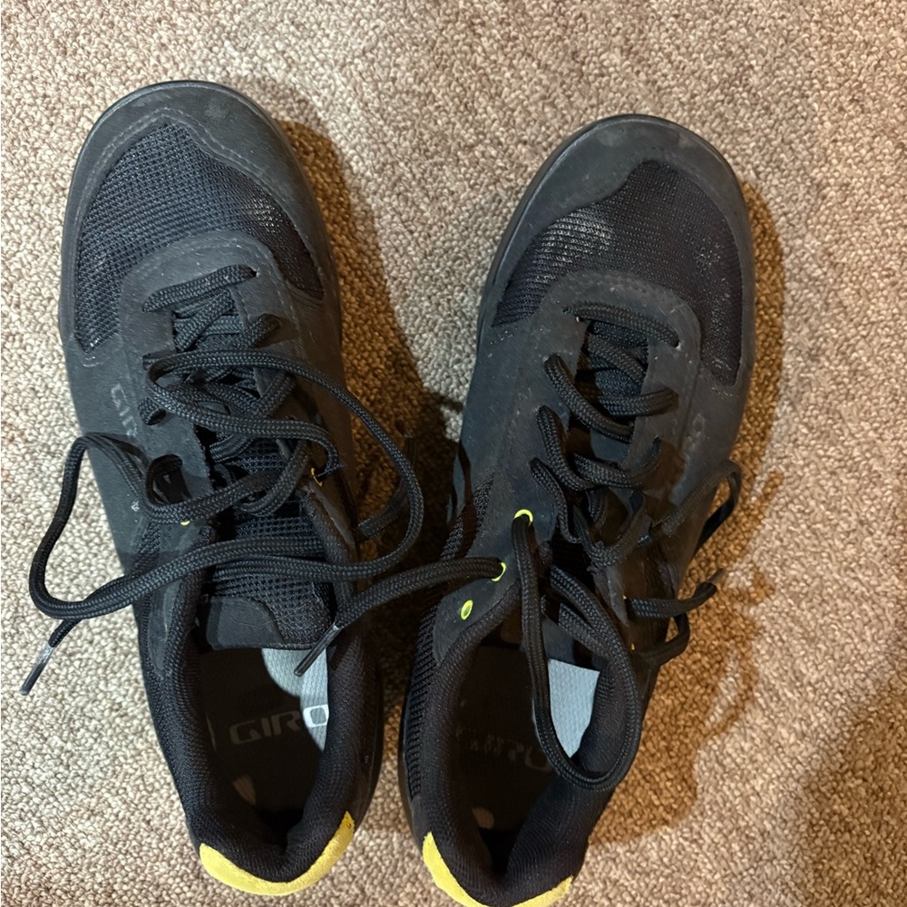 Giro woman’s Black and Yellow spin shoes